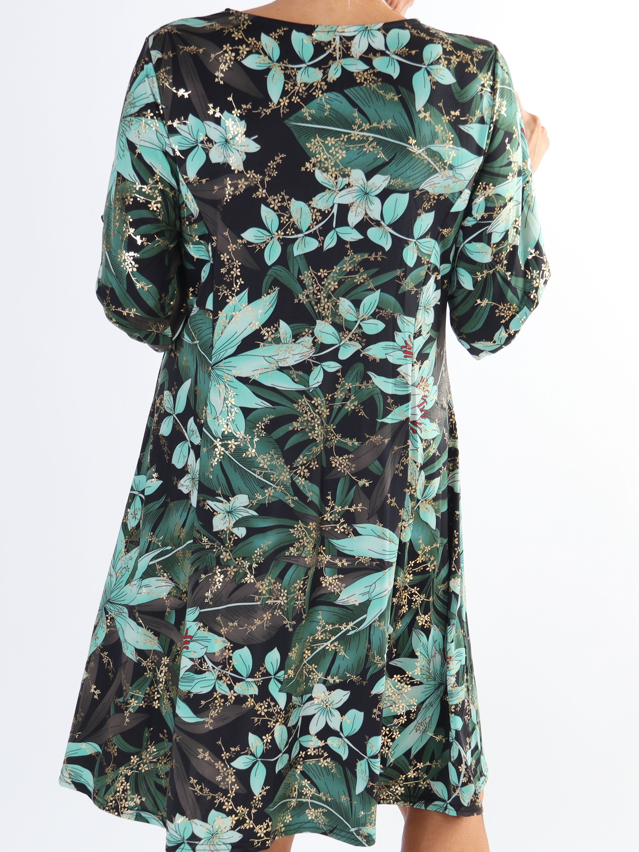 Maj Long Sleeve - Elastisk plus size kjole i print med gulddetaljer